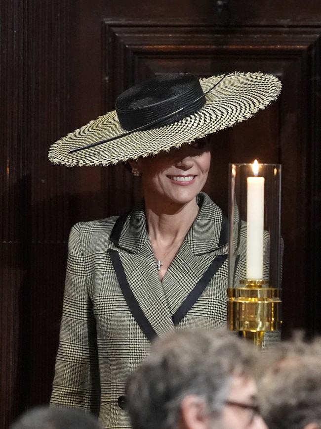 Untuk kesempatan formal ini, Kate memilih coat baru berbahan cashmere dari brand Suzannah London. Coat bermotif garis yang dikenal dengan nama ‘Prince of Wales check’ tersebut memberikan sentuhan klasik yang sophisticated. (Foto: Jordan Pettitt/Pool via REUTERS)