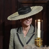 Untuk kesempatan formal ini, Kate memilih coat baru berbahan cashmere dari brand Suzannah London. Coat bermotif garis yang dikenal dengan nama ‘Prince of Wales check’ tersebut memberikan sentuhan klasik yang sophisticated. (Foto: Jordan Pettitt/Pool via REUTERS)