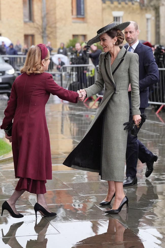 Bersama sang suami, Pangeran William, Kate Middleton menghadiri pelantikan Dame Sarah Mullally sebagai Uskup Agung Canterbury di Canterbury Cathedral, Kent, Inggris, pada Rabu (25/3/2026). Reuters mengabarkan, Dame Sarah tercatat sebagai perempuan pertama yang menduduki posisi tersebut dalam sejarah 1.400 tahun Gereja Inggris. (Foto: Yui Mok/Pool via REUTERS)