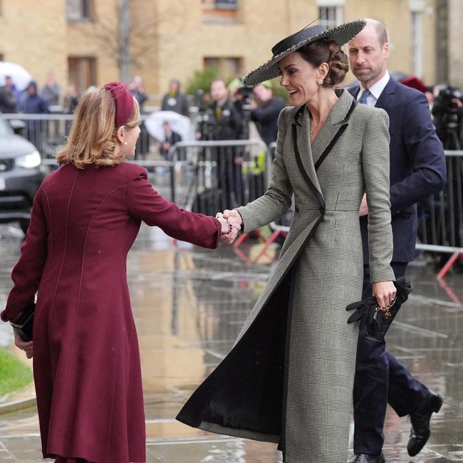 Foto: Kate Middleton dan Coat Barunya di Momen Bersejarah Gereja Inggris