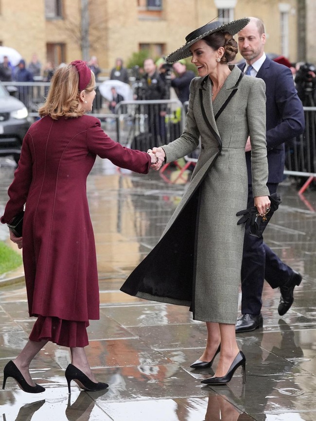Foto: Kate Middleton dan Coat Barunya di Momen Bersejarah Gereja Inggris