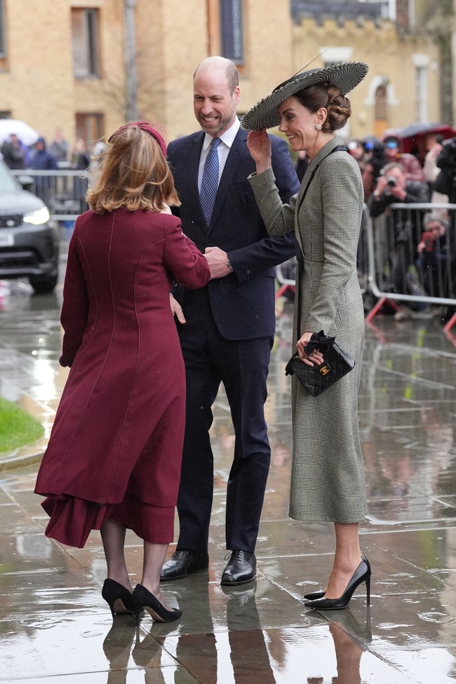 Meski mengenakan item baru, Kate tetap mempertahankan gaya mix-and-match dengan koleksi lama. Ia terlihat memakai sepatu hitam Ralph Lauren model Celia Calfskin seharga 570 pound sterling serta membawa tas ikonis Chanel Mini Classic Handbag berbahan lambskin dengan aksen logam emas senilai 4.036 pound sterling. (Foto: Yui Mok/Pool via REUTERS)