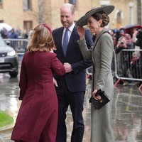 Meski mengenakan item baru, Kate tetap mempertahankan gaya mix-and-match dengan koleksi lama. Ia terlihat memakai sepatu hitam Ralph Lauren model Celia Calfskin seharga 570 pound sterling serta membawa tas ikonis Chanel Mini Classic Handbag berbahan lambskin dengan aksen logam emas senilai 4.036 pound sterling. (Foto: Yui Mok/Pool via REUTERS)