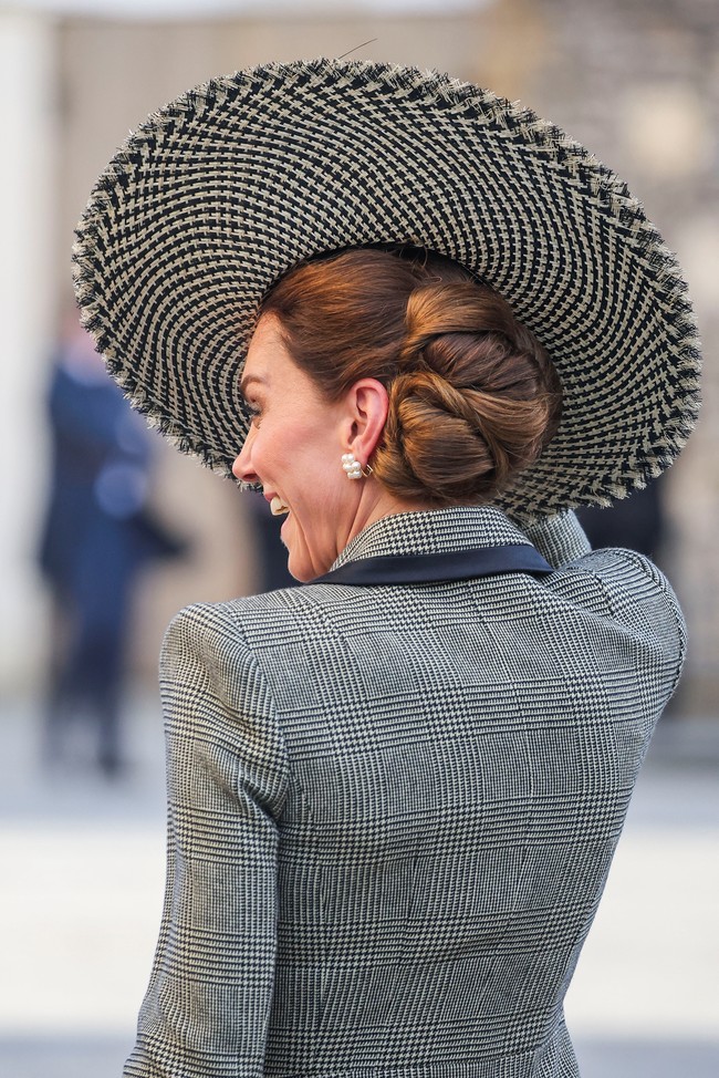 Ia memadukan luaran  seharga 2.850 pound sterling atau setara Rp 64 juta itu dengan topi straw boater bermotif houndstooth dari Juliette Millinery seharga £690. Aksesori ini menjadi statement piece yang memperkuat nuansa elegan khas bangsawan Inggris. (Foto: REUTERS/Toby Melville)