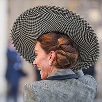 Ia memadukan luaran  seharga 2.850 pound sterling atau setara Rp 64 juta itu dengan topi straw boater bermotif houndstooth dari Juliette Millinery seharga £690. Aksesori ini menjadi statement piece yang memperkuat nuansa elegan khas bangsawan Inggris. (Foto: REUTERS/Toby Melville)