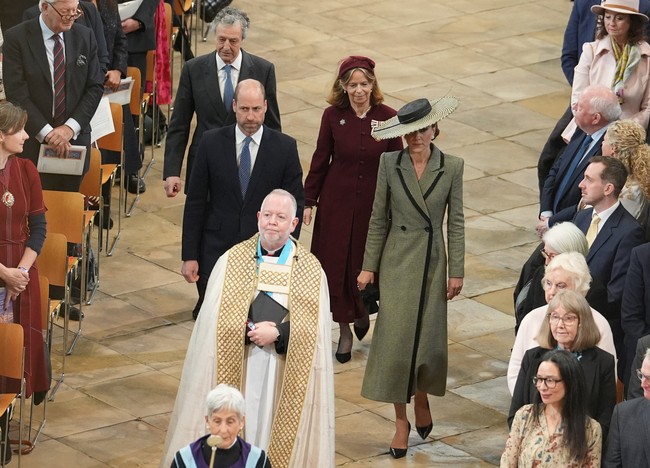 Perpaduan gaya klasik, sentuhan modern, serta pemilihan aksesori mewah kembali menegaskan status Kate Middleton sebagai ikon fashion kerajaan yang konsisten tampil memukau di setiap kesempatan. (Foto: Gareth Fuller/Pool via REUTERS)