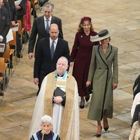 Perpaduan gaya klasik, sentuhan modern, serta pemilihan aksesori mewah kembali menegaskan status Kate Middleton sebagai ikon fashion kerajaan yang konsisten tampil memukau di setiap kesempatan. (Foto: Gareth Fuller/Pool via REUTERS)