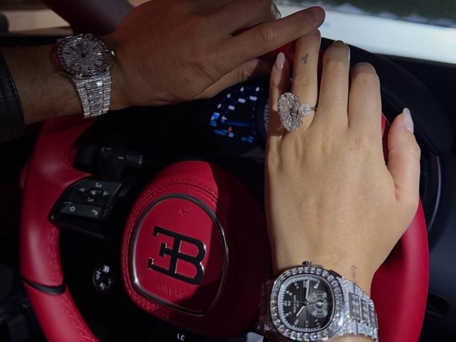 Melalui unggahan di Instagram, Georgina Rodríguez membagikan momen kencannya dengan Ronaldo. Pada foto itu terlihat pasangan yang belum mengonfirmasi pernikahan mereka ini tampak kompak memakai jam tangan super mewah. Seperti dikutip dari hypbeast, Georgina mengenakan jam tangan Patek Philippe Nautilus Chronograph Joaillerie Ref. 5980/1400G-010 senilai sekitar US$ 788.066 atau Rp 13,3 miliar. Jam tangan tersebut dihiasi 191 berlian. Foto: Dok. Instagram Georgina Rodriguez