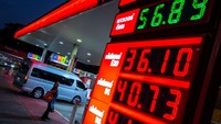 Sejak 24 Maret 2026, harga bensin naik sekitar 2 baht per liter dan diesel naik sekitar 1,8 baht per liter setelah pemerintah mulai melepas kontrol harga. Papan harga BBM yang menunjukan lonjakan harga di sebuah SPBU di Bangkok, Thailand. REUTERS/Athit Perawongmetha