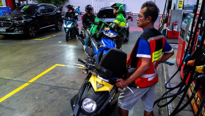 People with vehicles queue to fill up fuel at a gas station amid the U.S.-Israeli conflict with Iran, in Bangkok, Thailand, March 26, 2026. REUTERS/Athit Perawongmetha