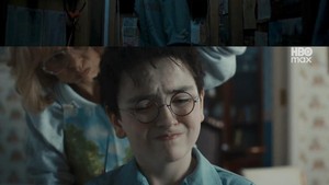 Adegan dibuka dengan Bibi Petunia sebagai narator. Di sini kita bisa lihat kamar lemari di bawah tangga tempat Harry Potter tidur di buku pertama. Juga Bibi Petunia yang memotong asal rambut Harry yang tumbuh cepat di luar nurul. (Foto: dok. HBO Max)