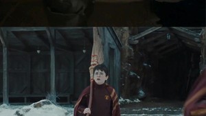 Salah satu yang ditunggu: Quidditch! Harry menerima Nimbus 2000 dan dibuka bareng Ron. Lalu ada momen pertama kali dia masuk lapangan buat kompetisi lawan Slytherin. (Foto: dok. HBO Max)