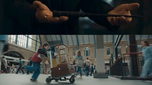 Ollivander muncul, menyerahkan tongkat sihir yang memilih Harry. Di foto berikutnya terlihat Harry Potter mendorong troli barangnya (dan ada Hedwig!) dengan berlari, seperti siap menembus palang Platform 9 3/4. (Foto: dok. HBO Max)