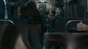 Momen Hagrid mengajak Harry buat belanja kebutuhan sekolah pertama kali ke Diagon Alley. Mereka naik tube dan sosok Hagrid yang setengah raksasa menjulang di antara penumpang lain. Bekas luka dan warna mata Harry juga dikasih lihat di momen ini. (Foto: dok. HBO Max)