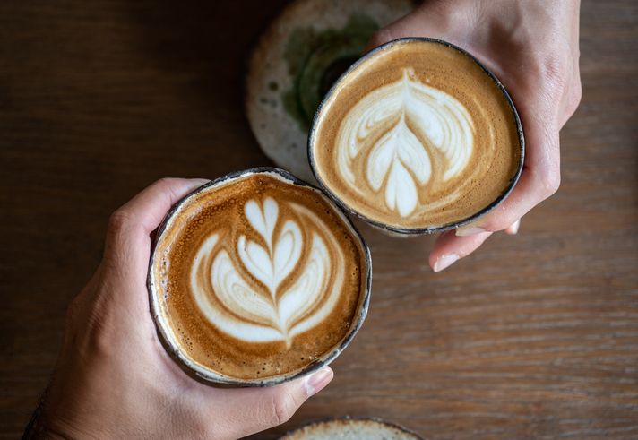 Latte vs Cappuccino, Ini Perbedaan Rasa, Kalori, dan Kandungan Kafeinnya