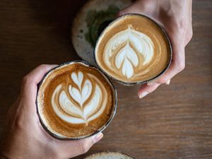 Sering Dianggap Mirip, Ini 5 Perbedaan Racikan Kopi Cortado VS Latte
