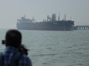 Kapal Tanker Kena Serangan AS di Lepas Pantai Oman, 3 Pelaut India Tewas