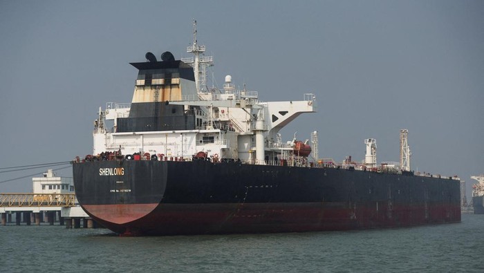 Ilustrasi -- Kapal tanker melintasi Selat Hormuz (dok. REUTERS/Francis Mascarenhas)
