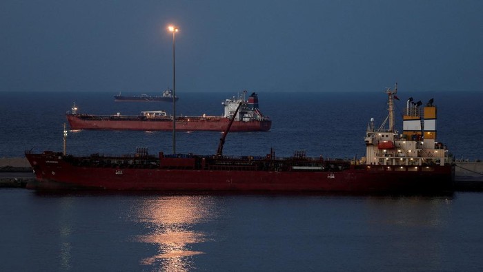 FILE PHOTO: Luojiashan tanker sits anchored in Muscat, as Iran vows to close the Strait of Hormuz, amid the U.S.-Israeli conflict with Iran, in Muscat, Oman, March 7, 2026. REUTERS/Benoit Tessier/File Photo