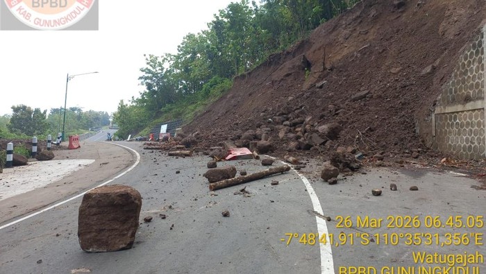 Longsor di Jalan Baru Clongop/Plasan Watugajah, Kapanewon Gedangsari, Kamis (27/3) dini hari.