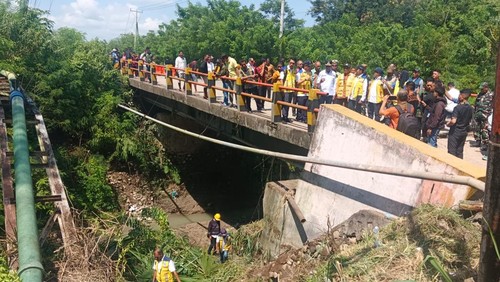 Wagub NTT, Jhoni Asadoma saat meninjau jembatan putus di Kabupaten Kupang.