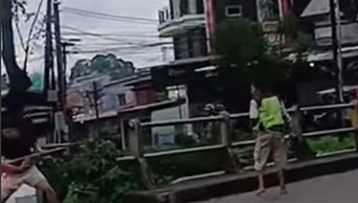 Jukir di Makassar cekcok dengan warga hingga keluarkan pisau.