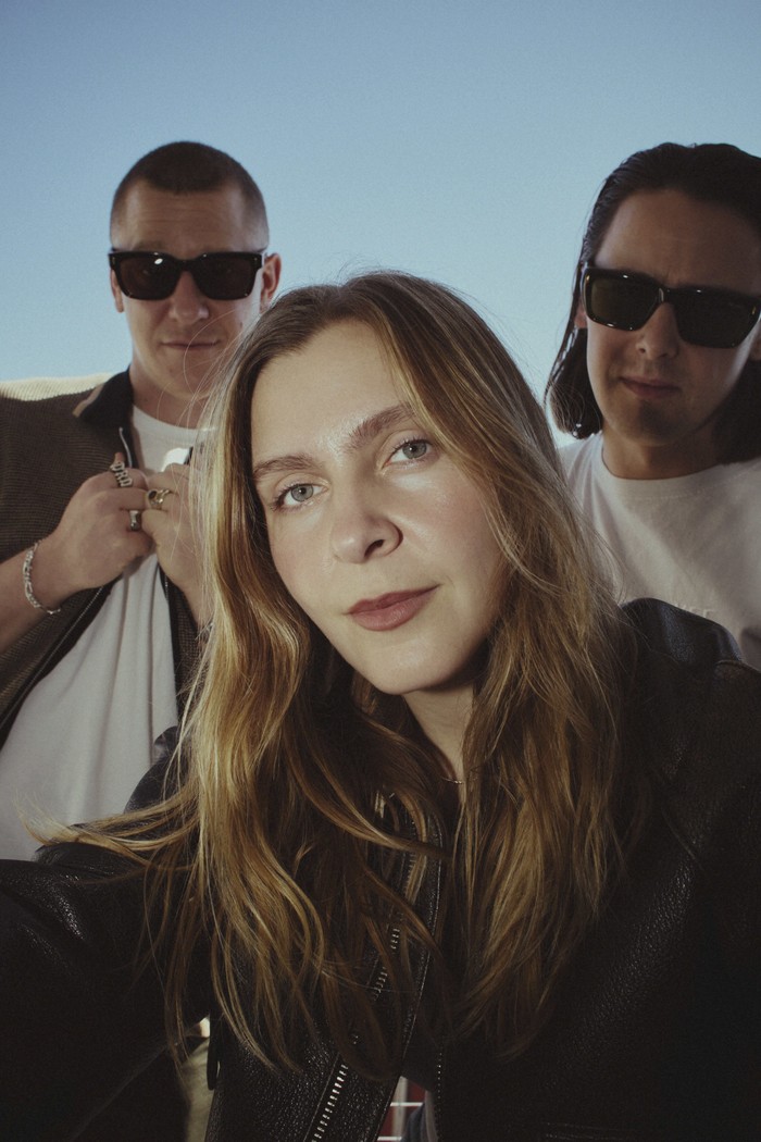 Trio elektro-funk Jungle merilis single Carry On dari album baru Sunshine yang akan datang. Album ini siap rilis pada 14 Agustus 2026.