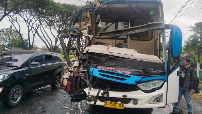 Kabin depan bus remuk usai menghantam truk tronton di Jalan Raya Semarang - Kudus Km 35+700, Desa Gajah, Kecamatan Gajah, Kabupaten Demak, Kamis (26/3/2026) siang.