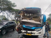 Bus Widji Lestari Ringsek Seruduk Truk Tronton di Gajah Demak