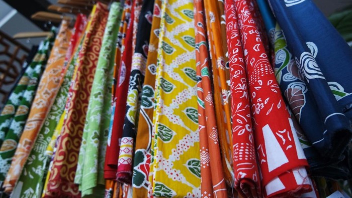 Sederet kain batik berbagai motif. Tips merawat kain batik. 