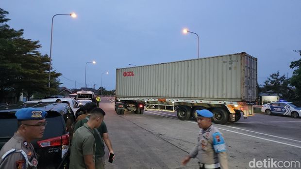 Kakorlantas Polri Irjen Agus Suryonugroho menegur truk sumbu tiga yang masih beroperasi. Truk tersebut diputar balik untuk keluar tol. (Adrial/detikcom)