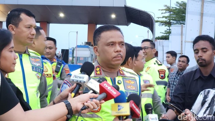 Kakorlantas Polri Irjen Agus Suryonugroho mengecek lalin di tol Trans Jawa sehari seusai Operasi Ketupat. Masih ada perlambatan lalin dekat rest area.