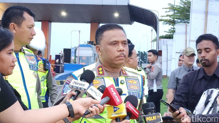 Kakorlantas Polri Irjen Agus Suryonugroho mengecek lalin di tol Trans Jawa sehari usai Operasi Ketupat. Masih ada perlambatan lalin dekat rest area. (Adrial/detikcom)