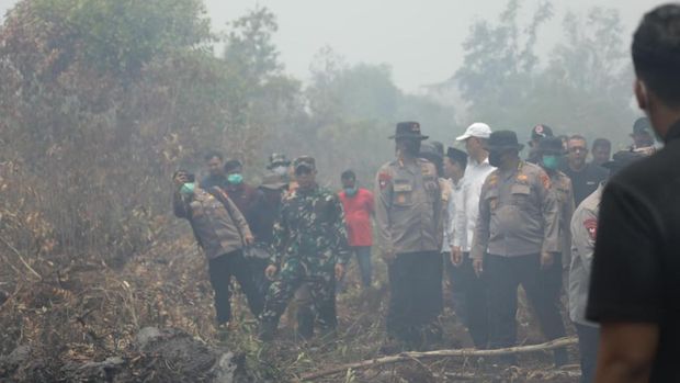 Kapolda Riau Irjen Herry Heryawan turun langsung ke lokasi kebakaran hutan dan lahan (karhutla) di wilayah Kota Dumai. (dok Polda Riau)