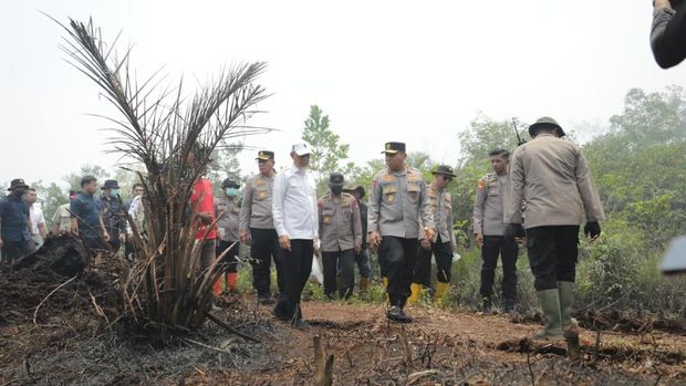 Kapolda Riau Irjen Herry Heryawan turun langsung ke lokasi kebakaran hutan dan lahan (karhutla) di wilayah Kota Dumai. (dok Polda Riau)