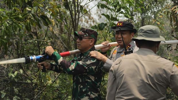 Kapolda Riau Irjen Herry Heryawan turun langsung ke lokasi kebakaran hutan dan lahan (karhutla) di wilayah Kota Dumai. (dok Polda Riau)