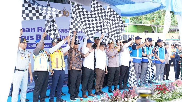 Kapolri Jenderal Listyo Sigit Prabowo dan Kakorlantas Polri Irjen Agus Suryonugroho saat pembukaan rekayasa lalin arus balik one way