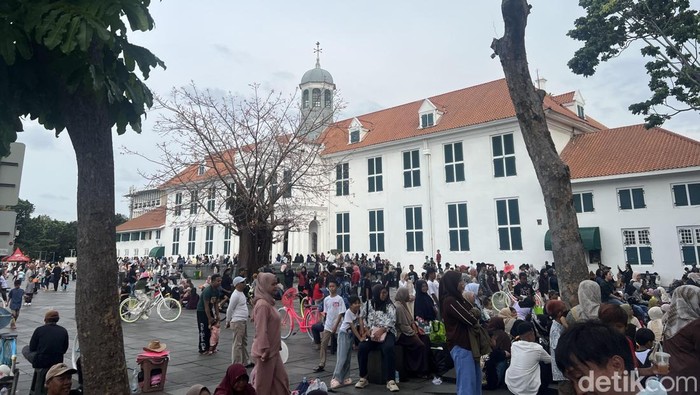 Kawasan Kota Tua, Jakarta Barat (Jakbar), masih ramai dikunjungi warga pada libur Lebaran sore ini. (Adhfar AS/detikcom)