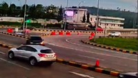 Pelajaran dari Kecelakaan Calya Melintir saat Ngebut Keluar Tol hingga Terguling