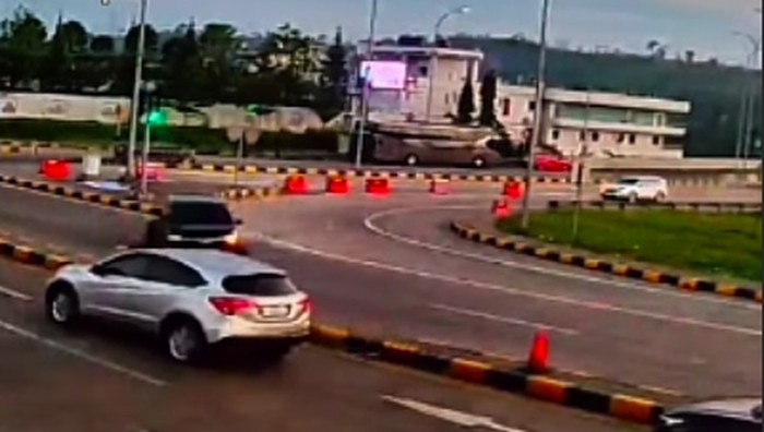 Kecelakaan Calya di exit Tol Parungkuda