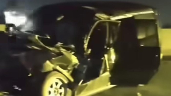 Toyota Kijang Kapsul, dengan truk di Jalan Tol Sei Rampah Km 54 menuju Kota Medan