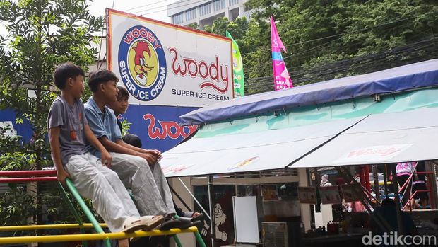 Sejumlah anak bermain di Taman Pabrik Woody Super Ice Cream, Cilodong, Depok, Jawa Barat, Kamis (26/3/2026).