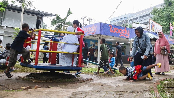 Sejumlah anak bermain di Taman Pabrik Woody Super Ice Cream, Cilodong, Depok, Jawa Barat, Kamis (26/3/2026).