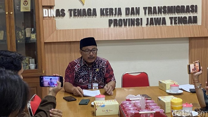 Kepala Disnakertrans Jateng,  Ahmad Aziz di Kantor Disnakertrans Jateng, Kecamatan Semarang Selatan, Kamis (26/3/2026).