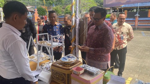 Kepala Kanwil Ditjenpas Bali, Decky Nurmansyah, saat melihat beberapa produk hasil karya warga binaan dalam bazar di Lapas Kelas IIB Karangasem, Kamis (26/3/2026). (Foto: I Wayan Selamat Juniasa)