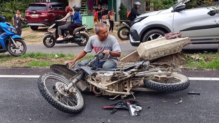Pengendara motor berboncengan tiga melawan arah terlibat tabrakan dengan motor dikendarai anggota polisi di Kabupaten Konawe.