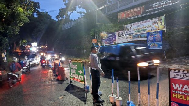 Kondisi arus lalin di TKP truk terbakar di Sukabumi Kondisi arus lalin di TKP truk terbakar di Sukabumi