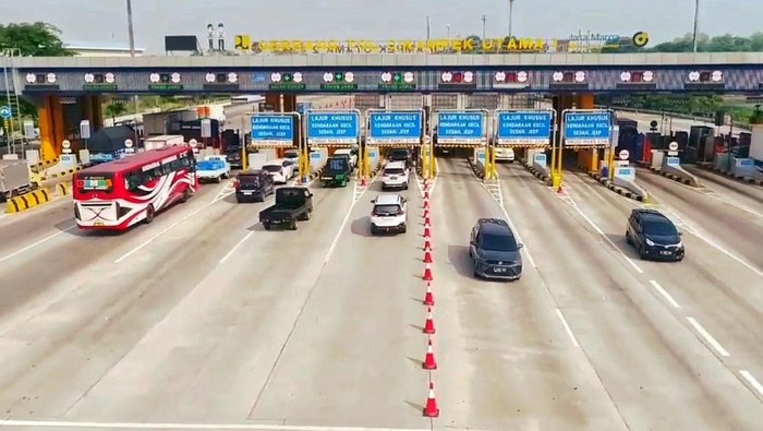Kondisi arus lalu lintas di Gerbang Tol Cikampek Utama pada arus balik H+4 Lebaran 2026