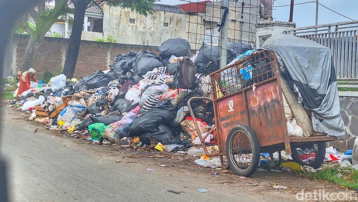 Kondisi sampah yang menumpuk di Jalan Cipeer, Desa Cingcin, Soreang, Kabupaten Bandung, Kamis (26/3/2026)