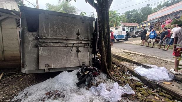 Kondisi truk boks bermuatan es batu kristal yang terguling dan menimpa sepeda motor diduga karena tak kuat nanjak di Kelurahan Karangpucung, Kecamatan Purwokerto Selatan, Kabupaten Banyumas, Kamis (26/3/2026).